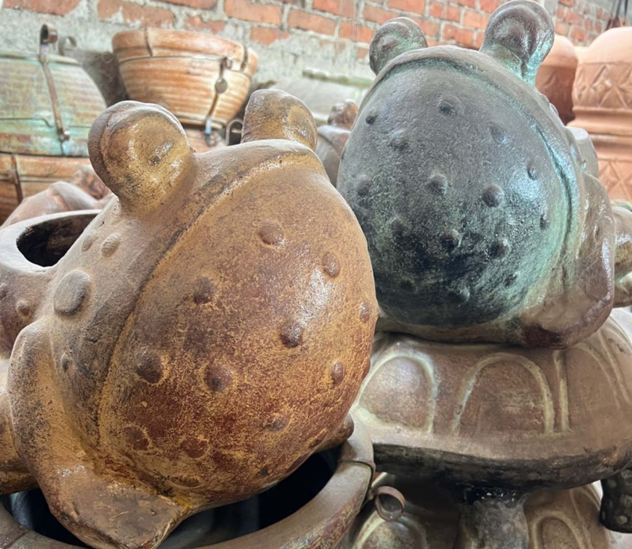 stone frog planters